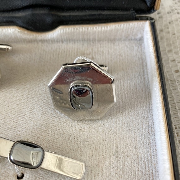 Men’s Vintage Cuff Links and Tie Bar. Silver toned/Black stone embellishment. - Picture 4 of 6